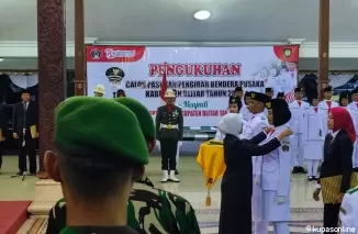 Bupati Blitar Rini Syarifah Kukuhkan Paskibraka untuk pengibaran Bendera Upacara HUT Ri 2024 di Kabupaten Blitar