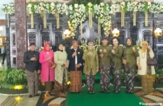 Bupati Blitar Rini Syarifah berfoto bersama undangan Pisowanan Agung.