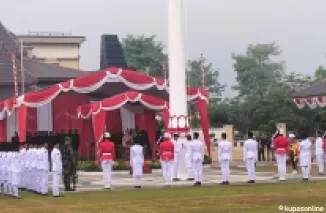 Pelaksanaan Upacara HUT RI ke 79 di alun-alun Kanigoro, Kabupaten Blitar.