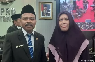 Anggota DPRD Kabupaten Blitar Sumaji, wawancara dengan media didampingi istri usai upacara pelantikan