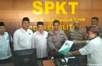 Sekretaris DPC PKB Kabupaten Blitar serahkan surat pemberitaan mengikuti Muktamar 2024