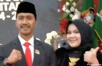 Mohamad Hardita Magrib (Dito) beserta istri usai dilantik sebagai anggota DPRD Kota Blitar periode 2024-2029