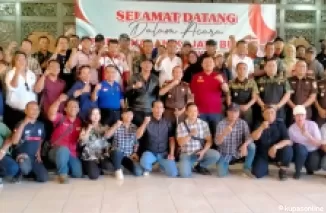 Kepala Kejaksaan Negeri Blitar dan Jajaran foto bersama awak media dan LSM Blitar