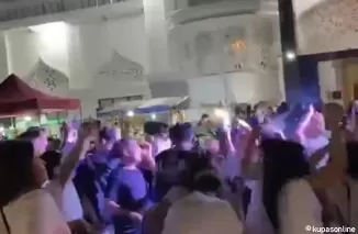 Viral! Sekelompok Remeja Party di Halaman Masjid Agung Sengkang, Warganet Angkat Bicara