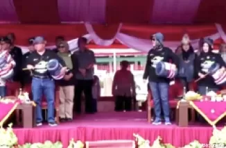 Wali Kota Blitar bersama Forkopimda dan sejumlah anggota DPRD pukul galon sebagai tanda mulainya Karnaval SCBD