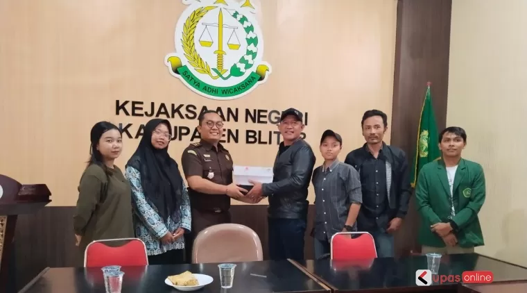 Ketua KRPK Trijanto serahkan sejumlah dokumen terkait dugaan korupsi dana hibah kepada Kasi Pidsus Kejari Kab Blitar Gede Wlly