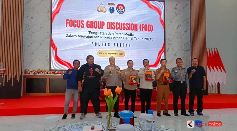 Kapolres Blitar foto bersama dengan Awak media dan Narasumber di Acara FGD