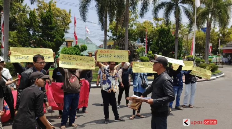 Trijanto bersama FMR dan Ratu Adil datangi Kejari Blitar serahkan berkas dugaan korupsi