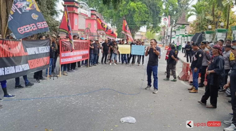 Jaka Prasetya Ketua GPI dan Anggotanya aksi kepung pendopo RHN