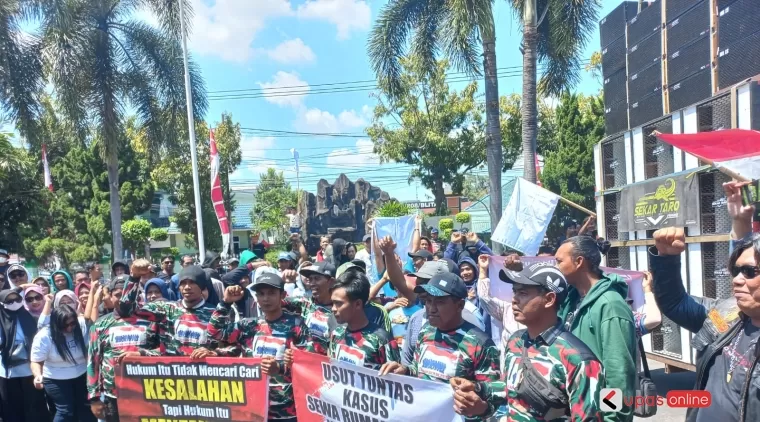 Aksi unjuk rasa LMP Macab Kabupaten Blitar di Kejaksaan Negeri Kabupaten Blitar