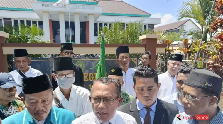 Aksi unras forum warga NU di depan Pengadilan Negeri Blitar