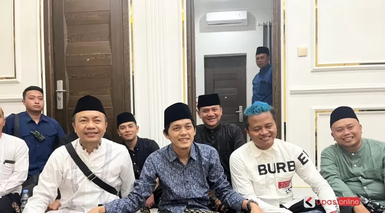 Mantan Wabup Rahmat Santoso dan Calon Wabup Blitar 2024 mengapit Gus Iqdam, dan juga Ketua PN Adib Zamhari