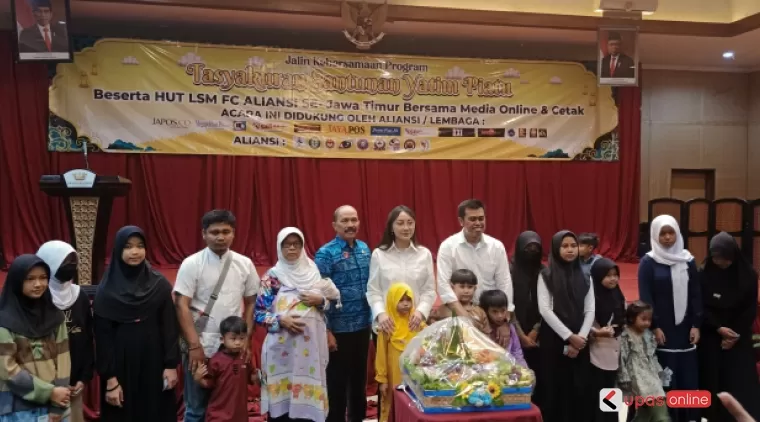 Pasangan calon wali kota dan wakil walikota Blitar Ibin-Elim berfoto bersama anak yatim, media dan LSM