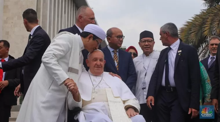 Imam Besar Istiqlal Nasaruddin Umar Cium Kepala Paus Fransiskus, Lalu Dibalas dengan Cium Tangan