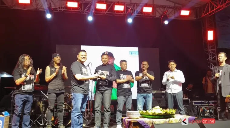 Ketua Umum KONI Blitar Tonny Andreas potong tumpeng peringati Haornas ke 41