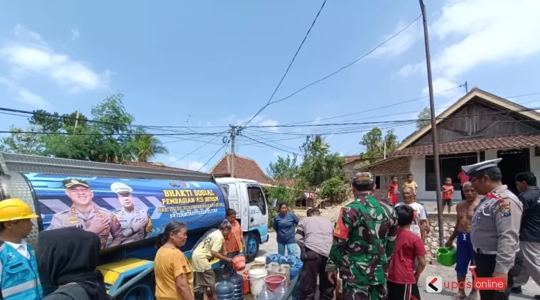 Penyaluran air bersih oleh polres Blitar di HUT Lalu Lintas ke 69 tahun 2024