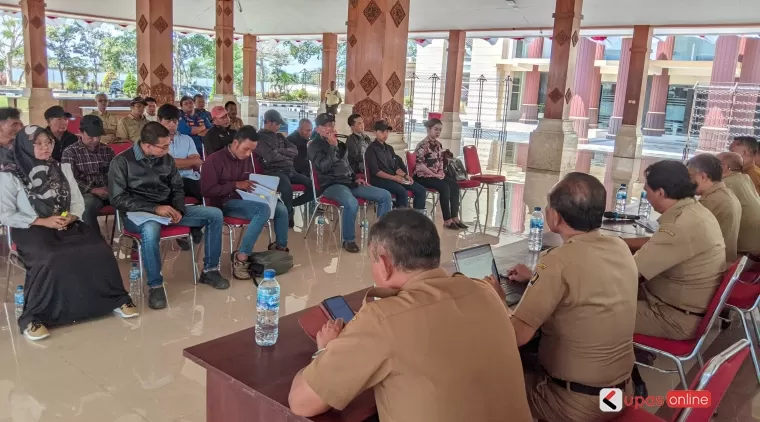 Ketua Ratu Adil M. Trijanto bersama dengan FMR dan KRPK audiensi bersama OPD di Pemkab Blitar