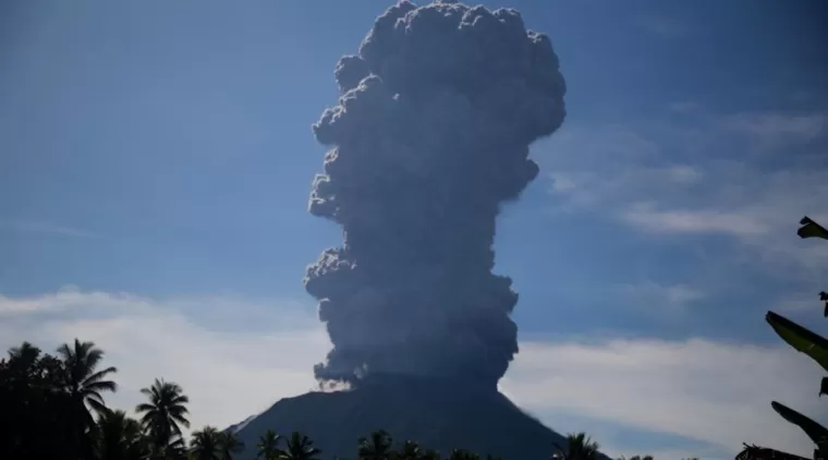 Senin Dini Hari Gunung Ibu Erupsi 3 Kali, Kini Status level III Siaga!