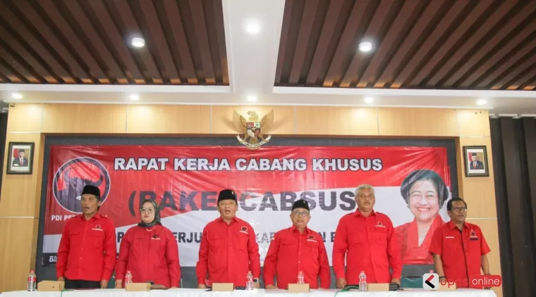 Cabup Blitar sekaligus Ketua DPC PDI-P Kab Blitar Riyanto bersama Anggota DPRD Provinsi Jatim dan Kab Blitar di cara Rakercabsus