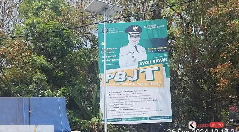 Baleho/poster Bupati Blitar Rini Syarifah