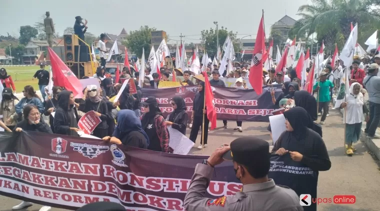 Aksi massa yang tergabung dalam Paguyuban Petani Area Blitar (PPAB) lakukan aksi unjuk rasa didepan Pemkab