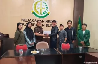 Ketua KRPK Trijanto serahkan sejumlah dokumen terkait dugaan korupsi dana hibah kepada Kasi Pidsus Kejari Kab Blitar Gede Wlly