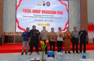 Kapolres Blitar foto bersama dengan Awak media dan Narasumber di Acara FGD