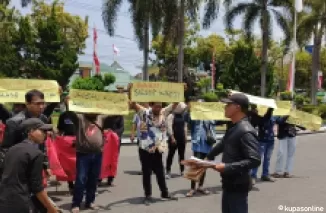 Trijanto bersama FMR dan Ratu Adil datangi Kejari Blitar serahkan berkas dugaan korupsi