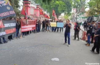 Jaka Prasetya Ketua GPI dan Anggotanya aksi kepung pendopo RHN