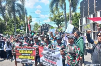 Aksi unjuk rasa LMP Macab Kabupaten Blitar di Kejaksaan Negeri Kabupaten Blitar