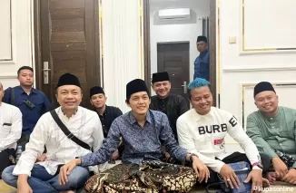 Mantan Wabup Rahmat Santoso dan Calon Wabup Blitar 2024 mengapit Gus Iqdam, dan juga Ketua PN Adib Zamhari