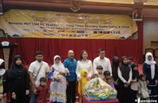 Pasangan calon wali kota dan wakil walikota Blitar Ibin-Elim berfoto bersama anak yatim, media dan LSM