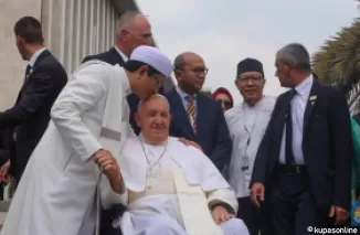 Imam Besar Istiqlal Nasaruddin Umar Cium Kepala Paus Fransiskus, Lalu Dibalas dengan Cium Tangan