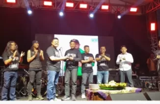 Ketua Umum KONI Blitar Tonny Andreas potong tumpeng peringati Haornas ke 41