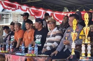 Kades Tumpang bersama Camat Talun dan Forkopimcam dipanggung kehormatan lomba Baris Kreasi.