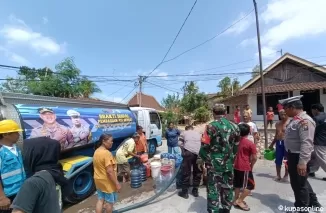 Penyaluran air bersih oleh polres Blitar di HUT Lalu Lintas ke 69 tahun 2024