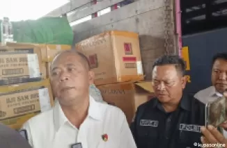 Kasatreskrim Polres Blitar di dampingi KBO dan Kasi Humas tunjukkan barang bukti ribuan botol arak