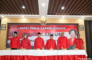 Cabup Blitar sekaligus Ketua DPC PDI-P Kab Blitar Riyanto bersama Anggota DPRD Provinsi Jatim dan Kab Blitar di cara Rakercabsus