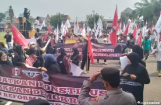 Aksi massa yang tergabung dalam Paguyuban Petani Area Blitar (PPAB) lakukan aksi unjuk rasa didepan Pemkab