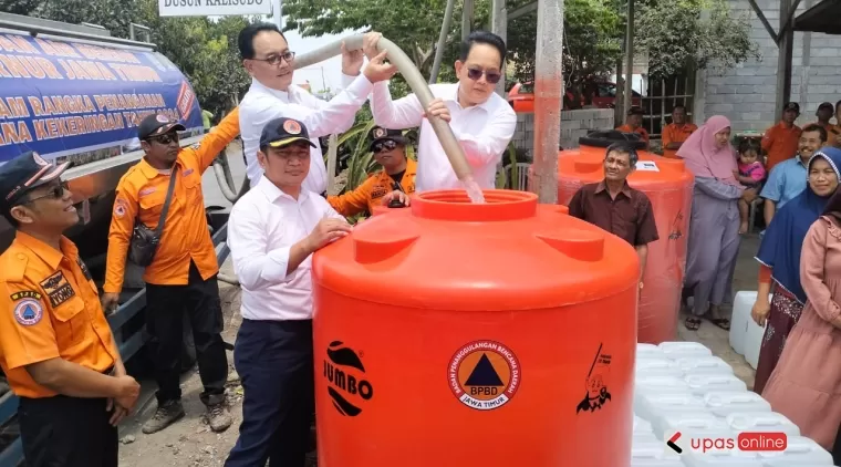 Pj Gubernur Jatim didampingi sejumlah OPD terkait dan Pj Bupati Blitar tinjau drooping air bersih di Desa Sumberkembar Kec Binangun.