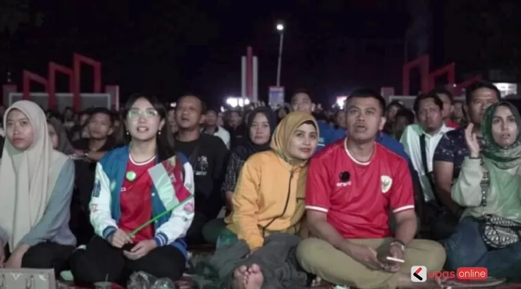 Mas Ibin ditemani sang istri bersama mbak Elim nobar Timnas di sport centre (foto istimewa)