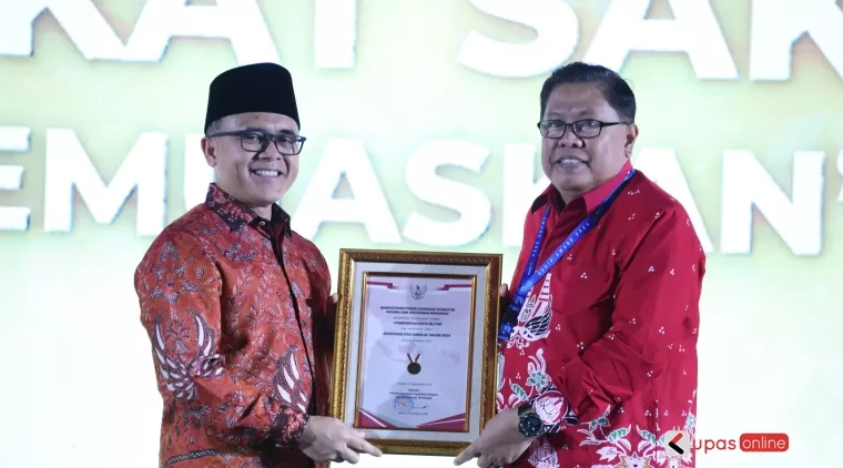 Wali Kota Blitar Santoso Terima penghargaanSistem Akuntabilitas Kinerja Instansi Pemerintah (SAKIP) Award 2024 dari Kementerian PANRB