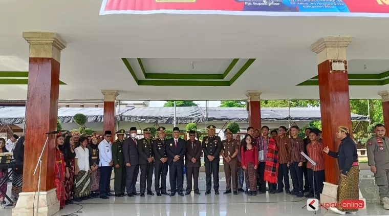 Ketua DPRD Kab Blitar Supriadi (Kuat) foto bersama Pjs Bupati Blitar, Sekda dan Forkopimda usai upacara peringatan sumpah pemuda ke 96 tahun 2024