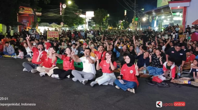 Paslon cawali dan cawawali Kota Blitar Ibin Elim didampingi para pendukungnya nobar Timnas Indonesia vs China bersama ribuan masyarakat