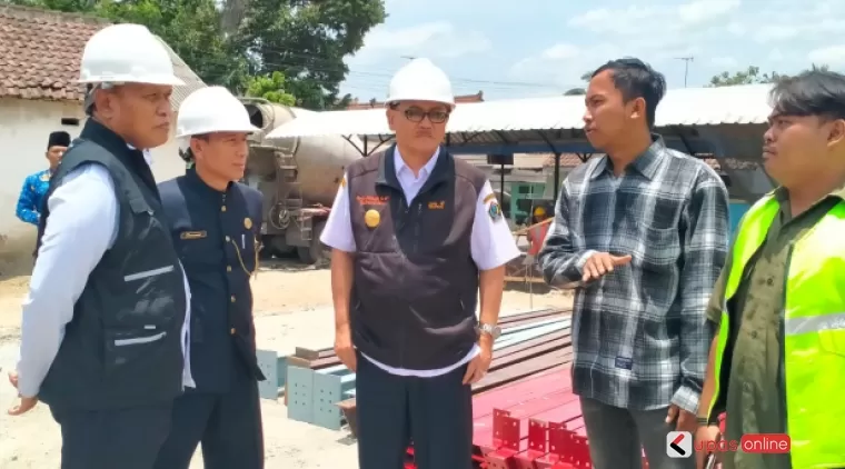 PJs. Bupati Blitar didampingi Sekda dan sejumlah OPD terkait pantau pembangunan Pasar Nglegok