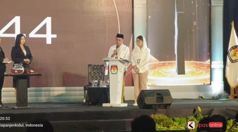 Paslon Walikota dan Wakil Walikota Blitar Syarhil Muhibin dan Elim Tyu Samba pada debat kedua