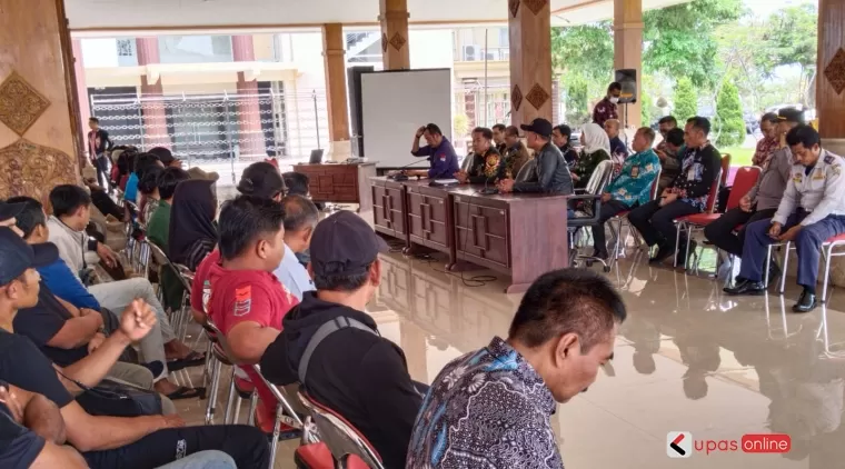 Ratu Adil, FMR, KRPK dan FPPM beraudiensi dengan pejabat Pemkab Blitar