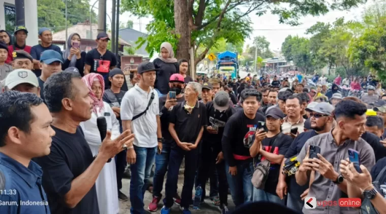 Aksi ribuan massa yang tergabung dalam GASAK KPU geruduk kantor KPU Kab Blitar