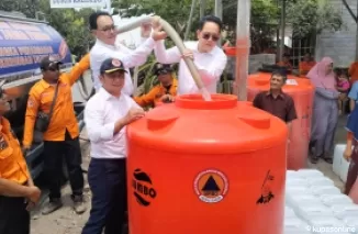 Pj Gubernur Jatim didampingi sejumlah OPD terkait dan Pj Bupati Blitar tinjau drooping air bersih di Desa Sumberkembar Kec Binangun.