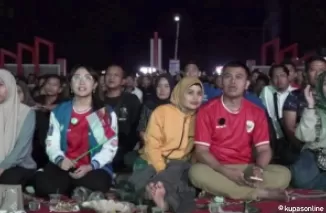 Mas Ibin ditemani sang istri bersama mbak Elim nobar Timnas di sport centre (foto istimewa)